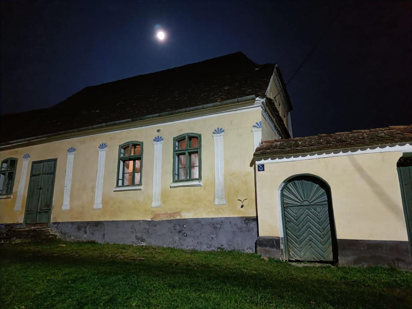 House By The Church - Entire House Crit Exterior foto